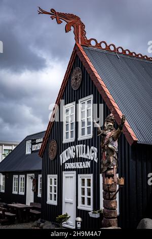Hafnarfjordur, Islande - 17 juillet 2021 : façade de l'hôtel Viking dans la ville de Hafnarfjordur.Architecture traditionnelle en bois de style viking. Banque D'Images