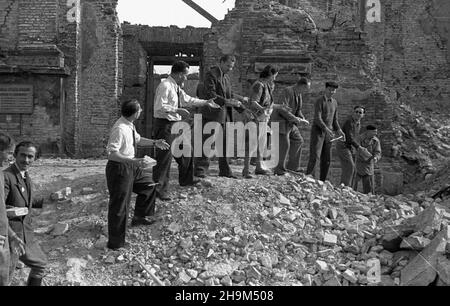 Varsovie, 1948-09.Rynek Nowego Miasta.Prace przy usuwaniu gruzu przed koœcio³em pw.œw.Kazimierza ss. Sakramentek. msa PAP Dok³adny dzieñ wydarzenia nieustalony.Varsovie, le 1948 septembre.Marché de la nouvelle ville.Enlèvement des gravats devant l'église St Casimir des Sœurs du Saint Sacrement. msa PAP Banque D'Images