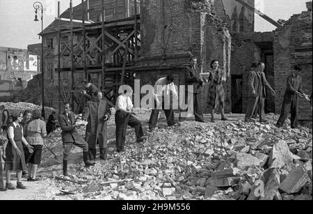 Varsovie, 1948-09.Rynek Nowego Miasta.Prace przy usuwaniu gruzu przed koœcio³em pw.œw.Kazimierza ss. Sakramentek. msa PAP Dok³adny dzieñ wydarzenia nieustalony.Varsovie, le 1948 septembre.Marché de la nouvelle ville.Enlèvement de gravats devant l'église Saint Casimir, appartenant aux Sœurs du Saint Sacrement. msa PAP Banque D'Images