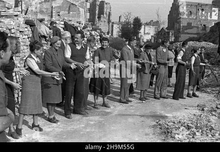 Varsovie, 1948-09.Rynek Nowego Miasta.Prace przy usuwaniu gruzu przed koœcio³em pw.œw.Kazimierza art. Sakramentek.W tle widoczny piêtnastowieczny koœció³ pw.Nawiedzenia Marii Panny. msa PAP Dok³adny dzieñ wydarzenia nieustalony.Varsovie, le 1948 septembre.Place de la nouvelle ville.Enlèvement de gravats devant l'église Saint Casimir, appartenant aux Sœurs du Saint Sacrement.En arrière-plan l'église du XVe siècle de la Visitation de la Sainte Vierge Marie. msa PAP Banque D'Images