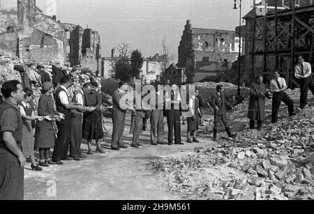 Varsovie, 1948-09.Rynek Nowego Miasta.Prace przy usuwaniu gruzu przed koœcio³em pw.œw.Kazimierza art. Sakramentek.W tle widoczny piêtnastowieczny koœció³ pw.Nawiedzenia Marii Panny. msa PAP Dok³adny dzieñ wydarzenia nieustalony.Varsovie, le 1948 septembre.Place de la nouvelle ville.Enlèvement de gravats devant l'église Saint Casimir, appartenant aux Sœurs du Saint Sacrement.En arrière-plan l'église du XVe siècle de la Visitation de la Sainte Vierge Marie. msa PAP Banque D'Images