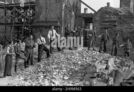 Varsovie, 1948-09.Rynek Nowego Miasta.Prace przy usuwaniu gruzu przed koœcio³em pw.œw.Kazimierza ss. Sakramentek. msa PAP Dok³adny dzieñ wydarzenia nieustalony.Varsovie, le 1948 septembre.Marché de la nouvelle ville.Enlèvement de gravats devant l'église Saint Casimir, appartenant aux Sœurs du Saint Sacrement. msa PAP Banque D'Images