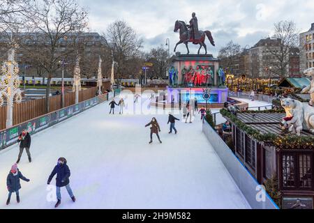 Les personnes patinant sur la glace extérieure au marché de Noël de Cologne Banque D'Images