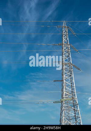 Ligne électrique, pylône de ligne électrique haute tension.Fond ciel nuageux.Concept d'énergie électrique. Banque D'Images