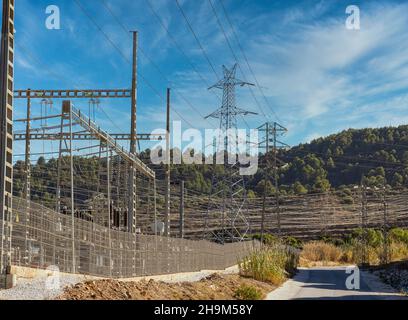 Ligne électrique, pylône de ligne électrique haute tension.Fond ciel nuageux.Concept d'énergie électrique. Banque D'Images