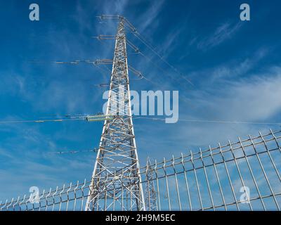 Ligne électrique, pylône de ligne électrique haute tension.Fond ciel nuageux.Concept d'énergie électrique. Banque D'Images