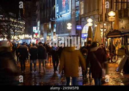 Munich, Allemagne.07ème décembre 2021.Les gens font du shopping à Munich, en Allemagne, le 7 décembre 2021.À partir de décembre 8, il y aura la règle 2G, ce qui signifie qu'il faut être vacciné contre le coronavirus ou récupéré du covid.Cette semaine, le Bundestag du Parlement allemand va décider d'une vaccination obligatoire contre le covid.(Photo par Alexander Pohl/Sipa USA) crédit: SIPA USA/Alay Live News Banque D'Images