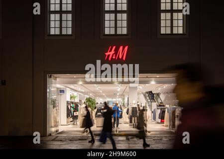 Munich, Allemagne.07ème décembre 2021.H&M.Les gens font du shopping à Munich, en Allemagne, le 7 décembre 2021.À partir de décembre 8, il y aura la règle 2G, ce qui signifie qu'il faut être vacciné contre le coronavirus ou récupéré du covid.Cette semaine, le Bundestag du Parlement allemand va décider d'une vaccination obligatoire contre le covid.(Photo par Alexander Pohl/Sipa USA) crédit: SIPA USA/Alay Live News Banque D'Images