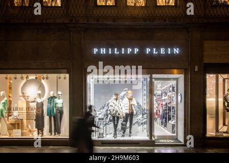 Munich, Allemagne.07ème décembre 2021.Philipp plein.Les gens font du shopping à Munich, en Allemagne, le 7 décembre 2021.À partir de décembre 8, il y aura la règle 2G, ce qui signifie qu'il faut être vacciné contre le coronavirus ou récupéré du covid.Cette semaine, le Bundestag du Parlement allemand va décider d'une vaccination obligatoire contre le covid.(Photo par Alexander Pohl/Sipa USA) crédit: SIPA USA/Alay Live News Banque D'Images