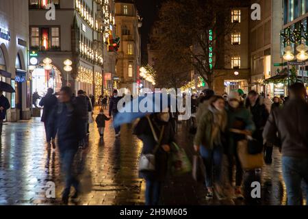 Munich, Allemagne.07ème décembre 2021.Les gens font du shopping à Munich, en Allemagne, le 7 décembre 2021.À partir de décembre 8, il y aura la règle 2G, ce qui signifie qu'il faut être vacciné contre le coronavirus ou récupéré du covid.Cette semaine, le Bundestag du Parlement allemand va décider d'une vaccination obligatoire contre le covid.(Photo par Alexander Pohl/Sipa USA) crédit: SIPA USA/Alay Live News Banque D'Images