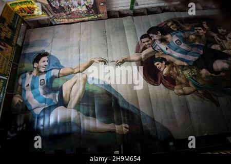 Buenos Aires, Argentine.24 novembre 2021.Les stars du football Messi (l) et Maradona (r) sont représentées dans une œuvre d'art de l'Argentine Santiago Barbeito, alias 'santuke', intitulée 'la création du football' en référence à la célèbre section du plafond en plein air du peintre Michel-Ange, 'la création d'Adam' dans un club local.L'œuvre, également connue sous le nom de « Chapelle Sixtine de football », est montée sur le toit du Club Sportivo Pereyra dans le quartier de Barracas, au sud de la capitale Argentine.Credit: Florencia Martin/dpa/Alay Live News Banque D'Images