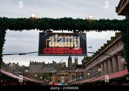 Édimbourg, Écosse - 20 novembre 2021 : l'entrée principale du marché de Noël d'Édimbourg. Banque D'Images