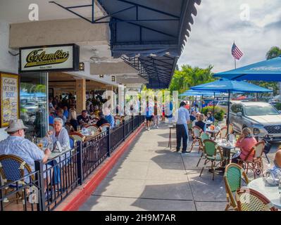 Dîner à l'extérieur sur St Armands Circle sur St Armands Key à Sarasota, Floride, États-Unis Banque D'Images