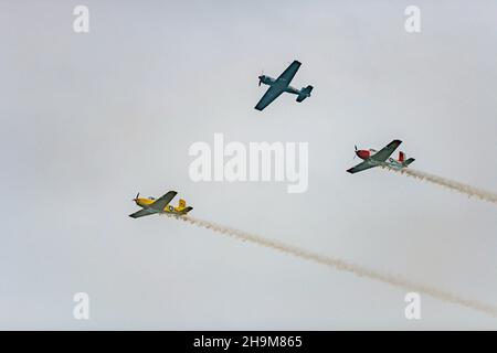 San Diego, Californie, États-Unis.7 décembre 2021.Un avion, top, se retire et s'éloigne de deux autres alors qu'ils volent une formation d'homme manquant en l'honneur de ceux tués lors de l'attaque sur Pearl Harbor le 7 décembre 1941.(Image de crédit : © David Barak/ZUMA Press Wire) Banque D'Images