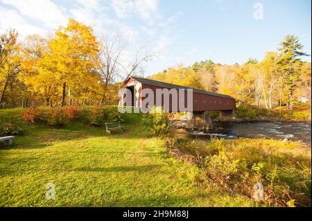 Pont couvert au-dessus de la rivière Housatonic, West Cornwall, Connecticut, États-Unis Banque D'Images