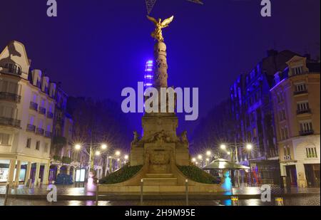 Ancienne fontaine monumentale Sube avec un ange doré au sommet a été érigée au milieu de la place d'Erlon.Champagne-ardenne, France Banque D'Images