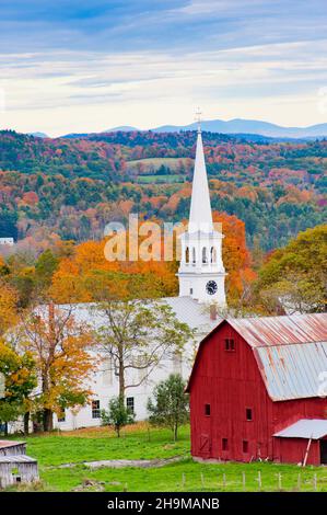 Red Dairy Barn and Church, Peacham, Royaume du Nord-est, Vermont, États-Unis Banque D'Images