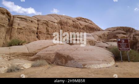 DÉSERT DE RHUM WADI, JORDANIE - 07 décembre 2021: Wadi Rum, Jordanie, mars 2020: Panneau d'avertissement pour grimper les rochers à risque dans le désert de Wadi Rum en Jordanie Banque D'Images