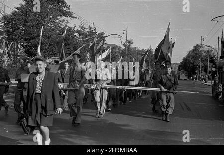 Varsovie, 1948-09-12.Odgruzowywanie terenu pods budowê Domu M³odzie¿y przez cz³onków Zwi¹zku M³odzie¿y Polskiej.NZ. Uroczysty pochód oddzia³u ZMP alej¹ Stalina, W stronê placu Na Rozdro¿u, na teren budowy. wb PAPVarsovie, le 12 septembre 1948.Les membres de l'Union polonaise de la jeunesse (ZMP) retirent les décombres du chantier de construction de la Maison de la jeunesse.Photo : un défilé de gala de l'unité ZMP via l'avenue Staline vers la place Na Rozdrozu (sur le carrefour), le site de construction. wb PAP Banque D'Images