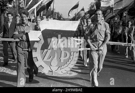 Varsovie, 1948-09-12.Odgruzowywanie terenu pods budowê Domu M³odzie¿y przez cz³onków Zwi¹zku M³odzie¿y Polskiej.NZ. Uroczysty pochód oddzia³u ZMP alej¹ Stalina, W stronê placu Na Rozdro¿u, na teren budowy.Aktywiœci nios¹ emblemat organizacji. wb PAPVarsovie, le 12 septembre 1948.Les membres de l'Union polonaise de la jeunesse (ZMP) retirent les décombres du chantier de construction de la Maison de la jeunesse.Photo : un défilé de gala de l'unité ZMP via l'avenue Staline en direction de la place Na Rozdrozu (sur le carrefour), le site de construction.Les activistes portent l'emblème de l'organisation. wb PAP Banque D'Images