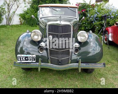 LOMAS DE ZAMORA - BUENOS AIRES, ARGENTINE - 05 décembre 2021: Vert vintage Ford modèle 48 V8 deux portes roadster 1935-1936 cabriolet.Vue avant.Calandre. Banque D'Images