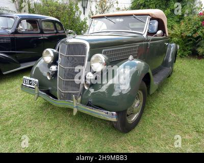 LOMAS DE ZAMORA - BUENOS AIRES, ARGENTINE - 05 décembre 2021: Vert vintage Ford modèle 48 V8 deux portes roadster 1935-1936 cabriolet.CADEAA 2021 classique Banque D'Images