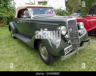 LOMAS DE ZAMORA - BUENOS AIRES, ARGENTINE - 05 décembre 2021: Vert vintage Ford modèle 48 V8 deux portes roadster 1935-1936 cabriolet.CADEAA 2021 classique Banque D'Images