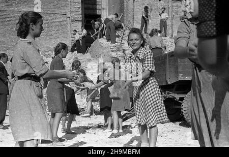 Varsovie, 1948-09-12.Odgruzowywanie terenu pods budowê Domu M³odzie¿y przez cz³onków Zwi¹zku M³odzie¿y Polskiej. wb PAPVarsovie, le 12 septembre 1948.Membres du syndicat polonais de la jeunesse dépotant des décombres sur le site de construction du foyer de la jeunesse. wb PAP Banque D'Images