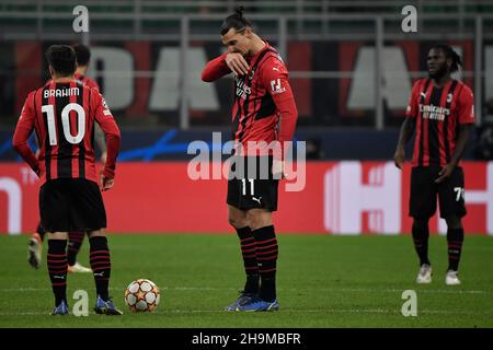 Milan, Italie.07ème décembre 2021.Dejection de Zlatan Ibrahimovic de l'AC Milan et Brahim Diaz de l'AC Milan lors du match de football du groupe B de la Ligue des champions de l'UEFA entre l'AC Milan et Liverpool au stade San Siro de Milan (Italie), 7 décembre 2021.Photo Andrea Staccioli/Insidefoto crédit: Insidefoto srl/Alamy Live News Banque D'Images