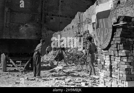 Varsovie, 1948-09-12.Odgruzowywanie terenu pods budowê Domu M³odzie¿y przez cz³onków Zwi¹zku M³odzie¿y Polskiej.NZ. Rozbiórka zburzonej kamienicy.Z prawej emblemat organizacji ZMP. wb PAPVarsovie, le 12 septembre 1948.Les membres de l'Union polonaise de la jeunesse (ZMP) retirent les décombres du chantier de construction de la Maison de la jeunesse.Photo : la démolition d'une maison de tenement endommagée par la guerre.De droite l'emblème ZMP. wb PAP Banque D'Images