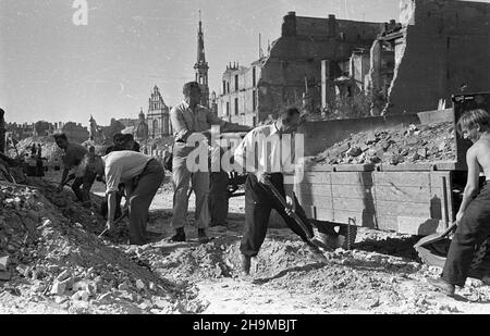 Varsovie, 1948-09-12.Odgruzowywanie terenu pods budowê Domu M³odzie¿y przez cz³onków Zwi¹zku M³odzie¿y Polskiej.NZ.³adowanie gruzu na przyczepê.W tle koœció³ pw.Najœwiêtszego Zbawiciela. wb PAPVarsovie, le 12 septembre 1948.Les membres de l'Union polonaise de la jeunesse (ZMP) retirent les décombres du chantier de construction de la Maison de la jeunesse.Photo : chargement de gravats sur une remorque.En arrière-plan, l'église de Najswinetszego Zbawiciela (le Sauveur le plus sacré). pap wb Banque D'Images