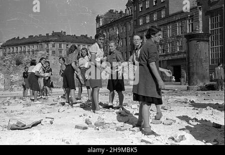 Varsovie, 1948-09-12.Odgruzowywanie terenu pods budowê Domu M³odzie¿y przez cz³onków Zwi¹zku M³odzie¿y Polskiej. wb PAPVarsovie, le 12 septembre 1948.Membres du syndicat polonais de la jeunesse dépotant des décombres sur le site de construction du foyer de la jeunesse. wb PAP Banque D'Images