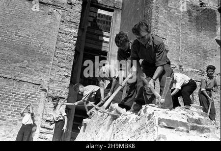 Varsovie, 1948-09-12.Odgruzowywanie terenu pods budowê Domu M³odzie¿y przez cz³onków Zwi¹zku M³odzie¿y Polskiej. wb PAPVarsovie, le 12 septembre 1948.Membres du syndicat polonais de la jeunesse dépotant des décombres sur le site de construction du foyer de la jeunesse. wb PAP Banque D'Images