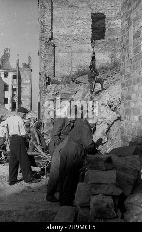 Varsovie, 1948-09-12.Practowncy Ministerstwa Skarbu odgruzowuj¹ Stare Miasto zrujnowane W czasie II wojny œwiatowej. wb PAP Varsovie, 12 septembre 1948.Les employés du ministère des Finances ont défriché la vieille ville des ruines de la guerre. wb PAP Banque D'Images