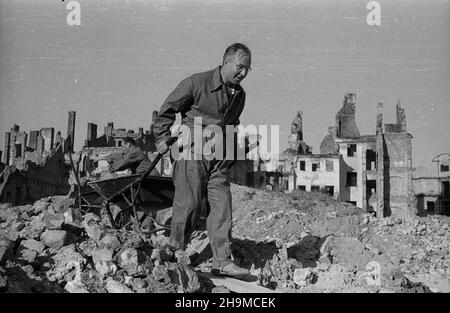 Varsovie, 1948-09-12.Practowncy Ministerstwa Skarbu odgruzowuj¹ Stare Miasto zrujnowane W czasie II wojny œwiatowej. wb PAP Varsovie, 12 septembre 1948.Les employés du ministère des Finances ont défriché la vieille ville des ruines de la guerre. wb PAP Banque D'Images