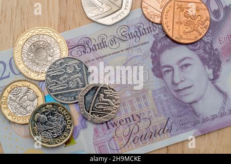Billet de vingt livres de la Banque d'Angleterre avec quelques pièces de monnaie britanniques. Banque D'Images