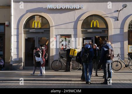 McDonalds à Cracovie, Pologne, fenêtre de café avec des gens à l'intérieur, trottoir de rue avec des gens, les gens qui viennent dans McDonalds, la foule près de McDonalds Banque D'Images