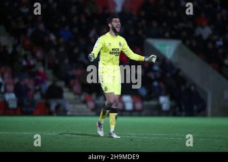 CHELTENHAM, GBR.LE 7 DÉCEMBRE 2021, le gardien de but de Cambridge United, Dimitar Mitov, célèbre après que Joe Ironside de Cambridge United ait terminé le troisième but de son côté lors du match Sky Bet League 1 entre Cheltenham Town et Cambridge United au Abbey Business Stadium, Cheltenham.(Crédit : Kieran Riley | INFORMATIONS MI) crédit : INFORMATIONS MI et sport /Actualités Alay Live Banque D'Images