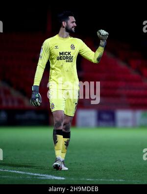 CHELTENHAM, GBR.LE 7 DÉCEMBRE 2021, le gardien de but de Cambridge United, Dimitar Mitov, célèbre après que Joe Ironside de Cambridge United ait classé le quatrième but de son côté lors du match de la Sky Bet League 1 entre Cheltenham Town et Cambridge United au Abbey Business Stadium, Cheltenham.(Crédit : Kieran Riley | INFORMATIONS MI) crédit : INFORMATIONS MI et sport /Actualités Alay Live Banque D'Images