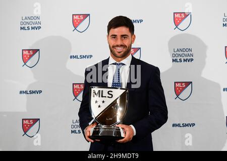 Foxborough, Massachusetts, États-Unis.7 décembre 2021.Milieu de terrain de la révolution de la Nouvelle-Angleterre Carles Gil avec le prix Landon Donovan MLS du joueur le plus précieux 2021 au stade Gillette dans Foxborough Massachusetts.Carles Gil, milieu de terrain de la révolution de la Nouvelle-Angleterre, a été nommé joueur le plus précieux de Landon Donovan en 2021.Eric Canha/CSM/Alamy Live News Banque D'Images