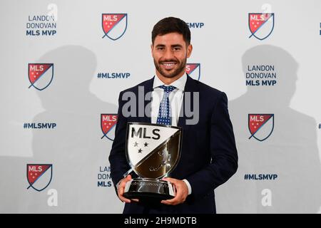 Foxborough, Massachusetts, États-Unis.7 décembre 2021.Milieu de terrain de la révolution de la Nouvelle-Angleterre Carles Gil avec le prix Landon Donovan MLS du joueur le plus précieux 2021 au stade Gillette dans Foxborough Massachusetts.Carles Gil, milieu de terrain de la révolution de la Nouvelle-Angleterre, a été nommé joueur le plus précieux de Landon Donovan en 2021.Eric Canha/CSM/Alamy Live News Banque D'Images