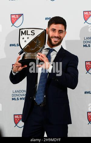 Foxborough, Massachusetts, États-Unis.7 décembre 2021.Milieu de terrain de la révolution de la Nouvelle-Angleterre Carles Gil avec le prix Landon Donovan MLS du joueur le plus précieux 2021 au stade Gillette dans Foxborough Massachusetts.Carles Gil, milieu de terrain de la révolution de la Nouvelle-Angleterre, a été nommé joueur le plus précieux de Landon Donovan en 2021.Eric Canha/CSM/Alamy Live News Banque D'Images