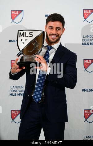 Foxborough, Massachusetts, États-Unis.7 décembre 2021.Milieu de terrain de la révolution de la Nouvelle-Angleterre Carles Gil avec le prix Landon Donovan MLS du joueur le plus précieux 2021 au stade Gillette dans Foxborough Massachusetts.Carles Gil, milieu de terrain de la révolution de la Nouvelle-Angleterre, a été nommé joueur le plus précieux de Landon Donovan en 2021.Eric Canha/CSM/Alamy Live News Banque D'Images