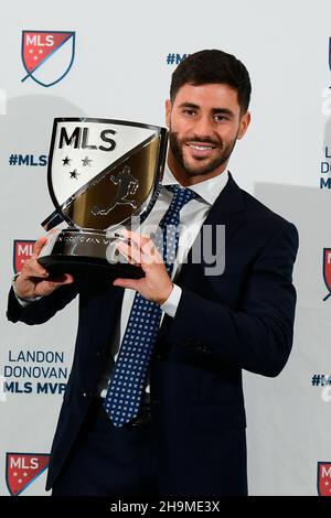 Foxborough, Massachusetts, États-Unis.7 décembre 2021.Milieu de terrain de la révolution de la Nouvelle-Angleterre Carles Gil avec le prix Landon Donovan MLS du joueur le plus précieux 2021 au stade Gillette dans Foxborough Massachusetts.Carles Gil, milieu de terrain de la révolution de la Nouvelle-Angleterre, a été nommé joueur le plus précieux de Landon Donovan en 2021.Eric Canha/CSM/Alamy Live News Banque D'Images