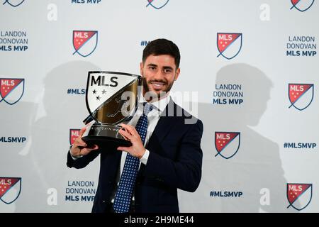 Foxborough, Massachusetts, États-Unis.7 décembre 2021.Milieu de terrain de la révolution de la Nouvelle-Angleterre Carles Gil avec le prix Landon Donovan MLS du joueur le plus précieux 2021 au stade Gillette dans Foxborough Massachusetts.Carles Gil, milieu de terrain de la révolution de la Nouvelle-Angleterre, a été nommé joueur le plus précieux de Landon Donovan en 2021.Eric Canha/CSM/Alamy Live News Banque D'Images