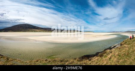 Ciel bleu spectaculaire au-dessus de la magnifique plage de LUSKENTIRE (Traigh Losgaintir) sur l'île Hebridean de Harris, dans les Hébrides extérieures, Écosse, Royaume-Uni Banque D'Images