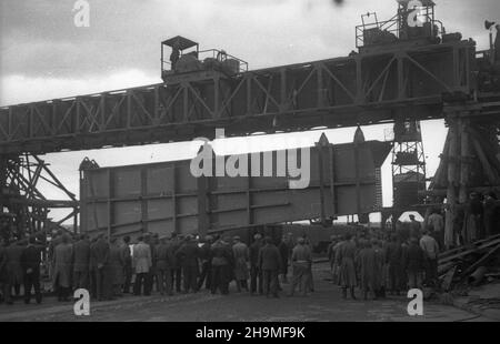 Varsovie, 1948-09-20.Budowa mostu Œl¹sko-D¹browskiego, przeprawy przez Wis³ê W ci¹gu komunikacyjnym Trasy Wschód-Zachód (Trasy W-Z).Uroczyste rozpoczêcie monta¿u przêse³ W obecnoœci prezydenta Boles³awa Bieruta.NZ. dŸwig portalowy przenosi stalowe przês³o mostu. wb PAPVarsovie, le 20 septembre 1948.La construction du pont Slasko-Dabrowski par la Vistule, la prolongation de la voie de communication W-Z (est-Ouest).L'inauguration de l'assemblée des travées du pont dans la perrence du Président Boleslaw Bierut.Photo : une grue portique déplace une portée de pont en acier. wb PAP Banque D'Images