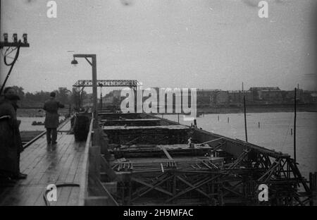 Varsovie, 1948-09-20.Budowa mostu Œl¹sko-D¹browskiego, przeprawy przez Wis³ê W ci¹gu komunikacyjnym Trasy Wschód-Zachód (Trasy W-Z).Uroczyste rozpoczêcie monta¿u przêse³ W obecnoœci prezydenta Boles³awa Bieruta.NZ. Widok W stronê Pragi. wb PAPVarsovie, le 20 septembre 1948.La construction du pont Slasko-Dabrowski par la Vistule, la prolongation de la voie de communication W-Z (est-Ouest).L'inauguration de l'assemblée des travées du pont dans la persène du Président Boleslaw Bierut.Photo : vue sur Praga. wb PAP Banque D'Images