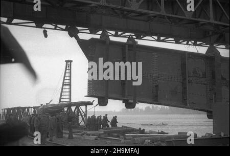 Varsovie, 1948-09-20.Budowa mostu Œl¹sko-D¹browskiego, przeprawy przez Wis³ê W ci¹gu komunikacyjnym Trasy Wschód-Zachód (Trasy W-Z).Uroczyste rozpoczêcie monta¿u przêse³ W obecnoœci prezydenta Boles³awa Bieruta.NZ. Stalowe przês³o mostu. wb PAPVarsovie, le 20 septembre 1948.La construction du pont Slasko-Dabrowski par la Vistule, la prolongation de la voie de communication W-Z (est-Ouest).L'inauguration de l'assemblée des travées du pont dans la perrence du Président Boleslaw Bierut.Photo : une portée de pont en acier. wb PAP Banque D'Images