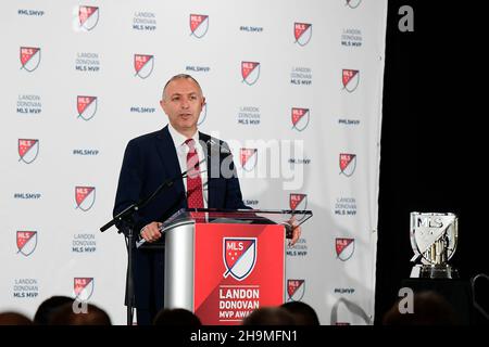 Foxborough, Massachusetts, États-Unis.7 décembre 2021.Brian Bilello, président de la révolution de la Nouvelle-Angleterre, s'exprime lors de la cérémonie de remise du prix Landon Donovan MLS MLS du joueur le plus précieux qui s'est tenue en 2021 au stade Gillette, dans le Massachusetts, à Foxborough.Carles Gil, milieu de terrain de la révolution de la Nouvelle-Angleterre, a été nommé joueur le plus précieux de Landon Donovan en 2021.Eric Canha/CSM/Alamy Live News Banque D'Images